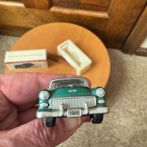 Reader's Digest Association - 1955 Chevrolet "Bel Air" Green & Cream Diecast Car - Picture 8 of 12